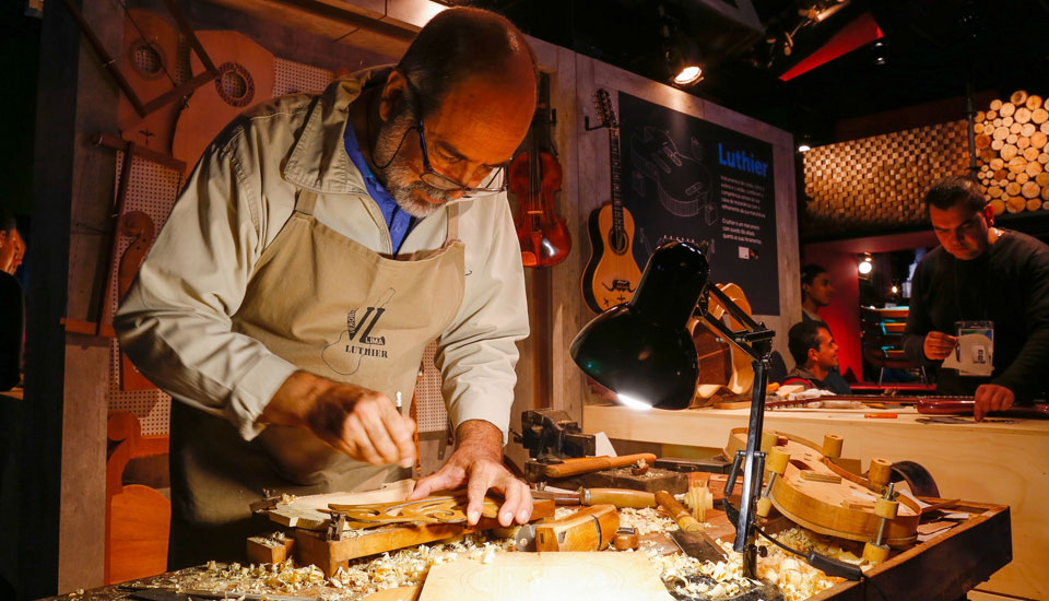 Luthier na exposição A Arte do Ofício